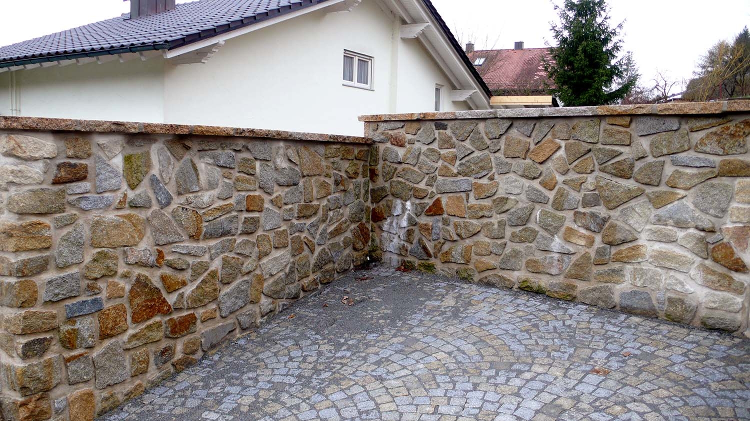 Natursteinmauer in Tiefenbach
