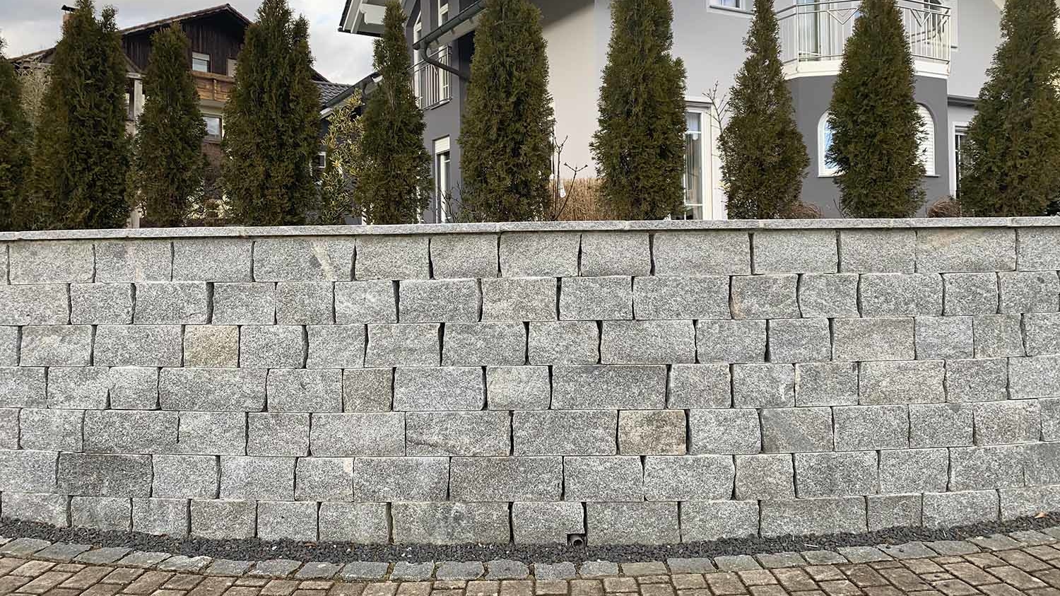 Natursteinmauer in Prag