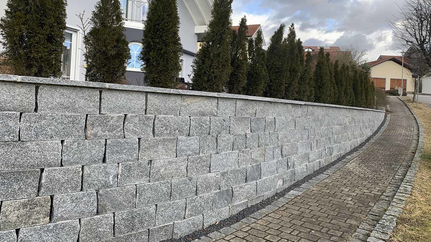 Natursteinmauer in Prag