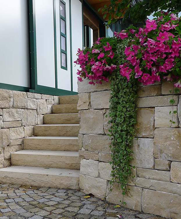 Natursteinmauer und Treppe in Ruderting
